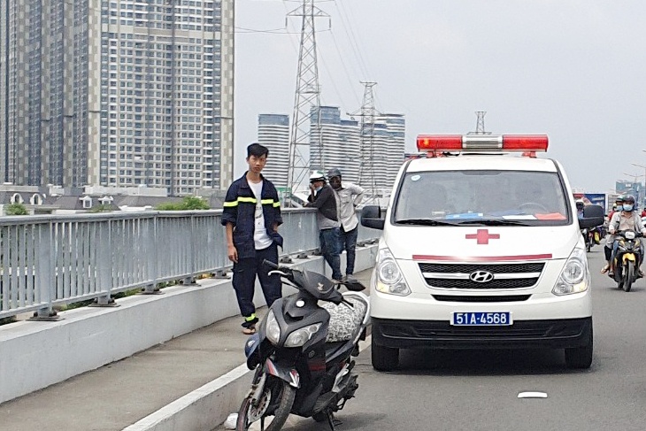 Nam thanh nien nhay cau Sai Gon hinh anh