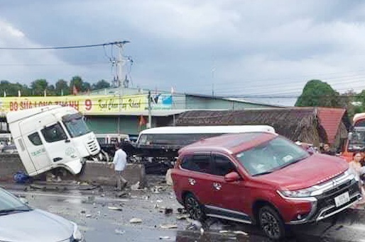 Cuon thep roi xuong duong, oto lao len dai phan cach hinh anh