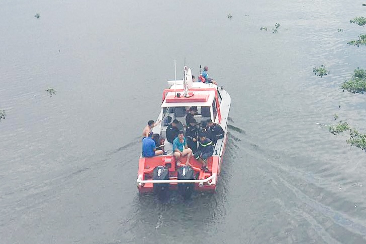 Nguoi phu nu mat tich sau khi roi cau Binh Loi hinh anh