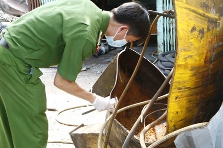 Cong nhan tu vong khong phai do dong nghiep xit hoi vao trong nguoi hinh anh