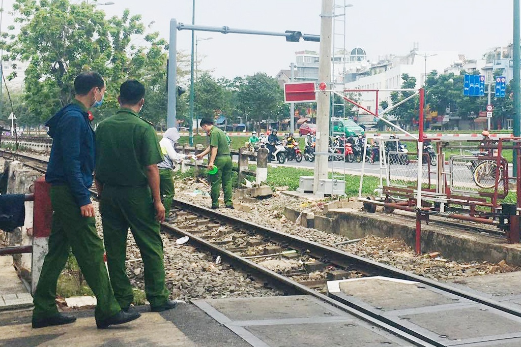 Nguoi phu nu o TP.HCM bi tau can dut chan hinh anh