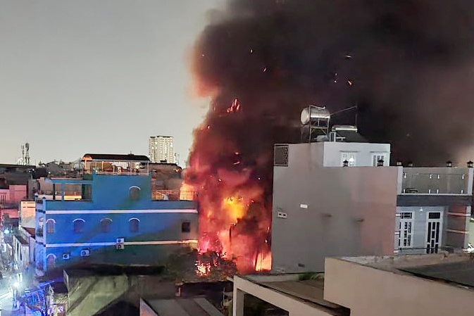 chay xuong san xuat nhua anh 1