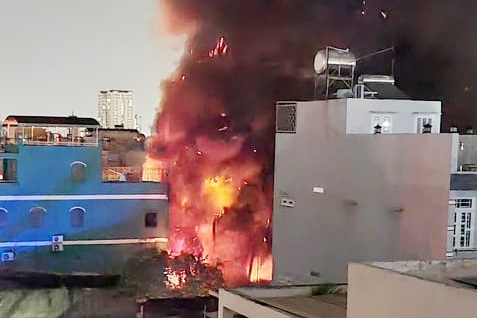 Chay nha xuong o TP.HCM giua dem, nguoi dan om tai san thao chay hinh anh