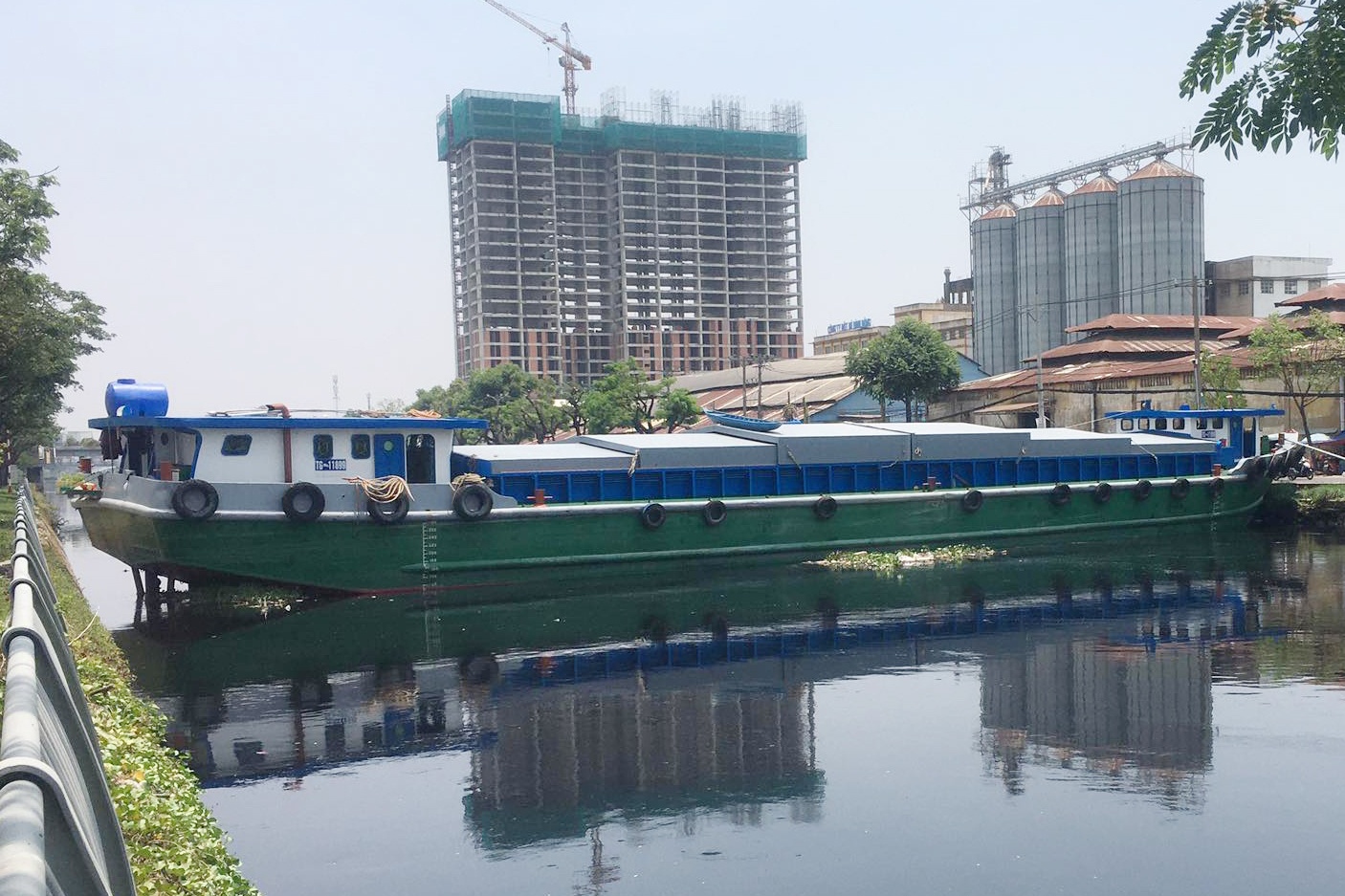 Sa lan chan ngang kenh Tau Hu suot 9 tieng hinh anh