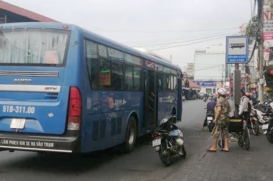 Tiep vien xe buyt tu choi phuc vu nguoi khuyet tat o TP.HCM hinh anh