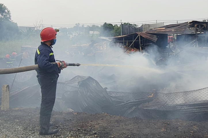 Xuong go bi thieu rui o TP.HCM hinh anh