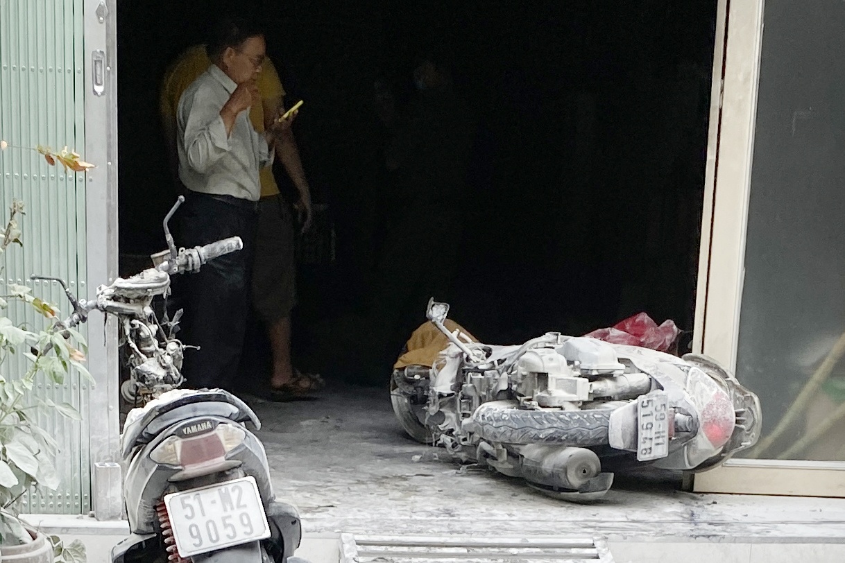 Nguoi hung ke luc pha cua, dap dam chay o can nha 3 tang tai TP.HCM hinh anh