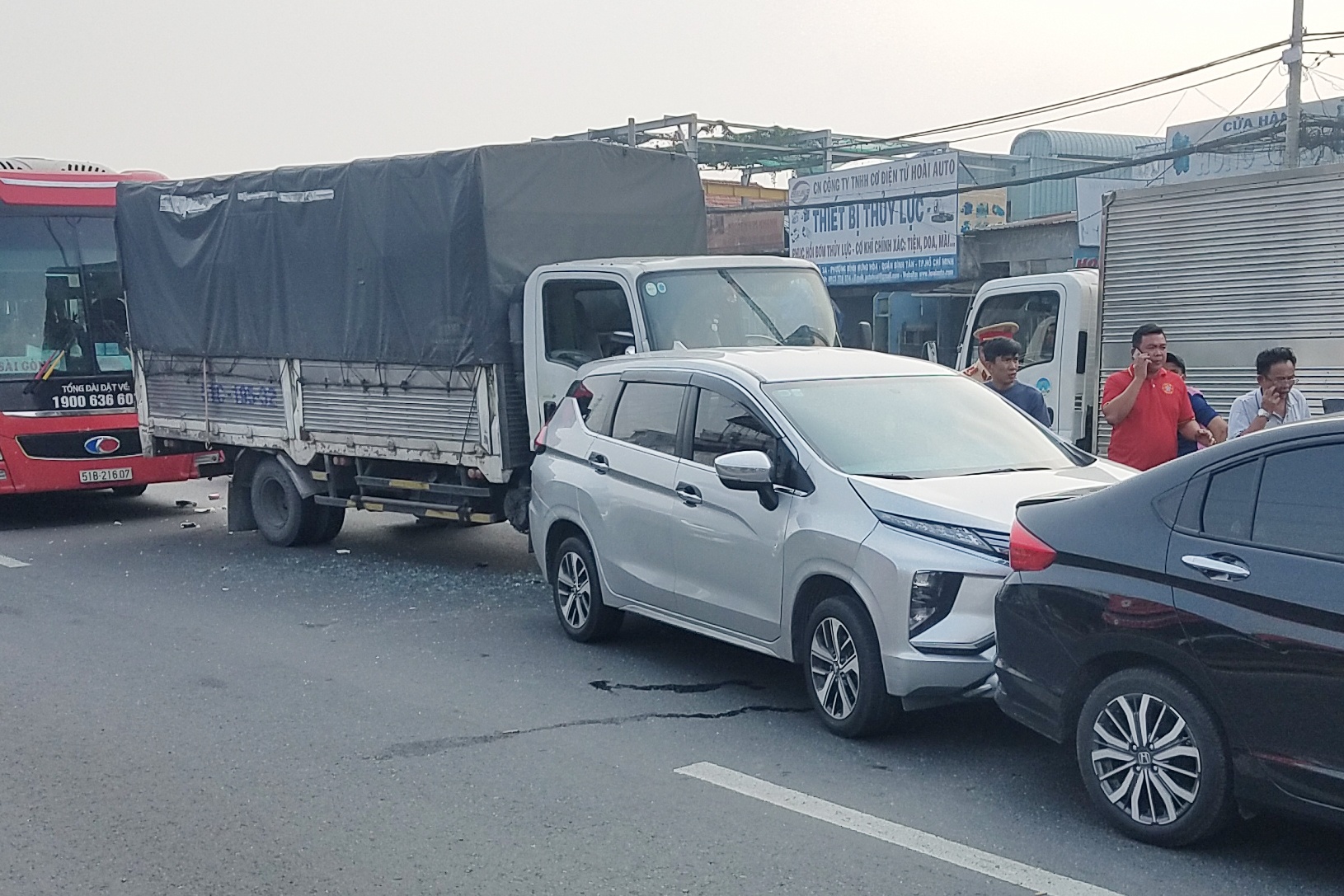 Nam oto tong lien hoan o TP.HCM, quoc lo 1 un tac hinh anh