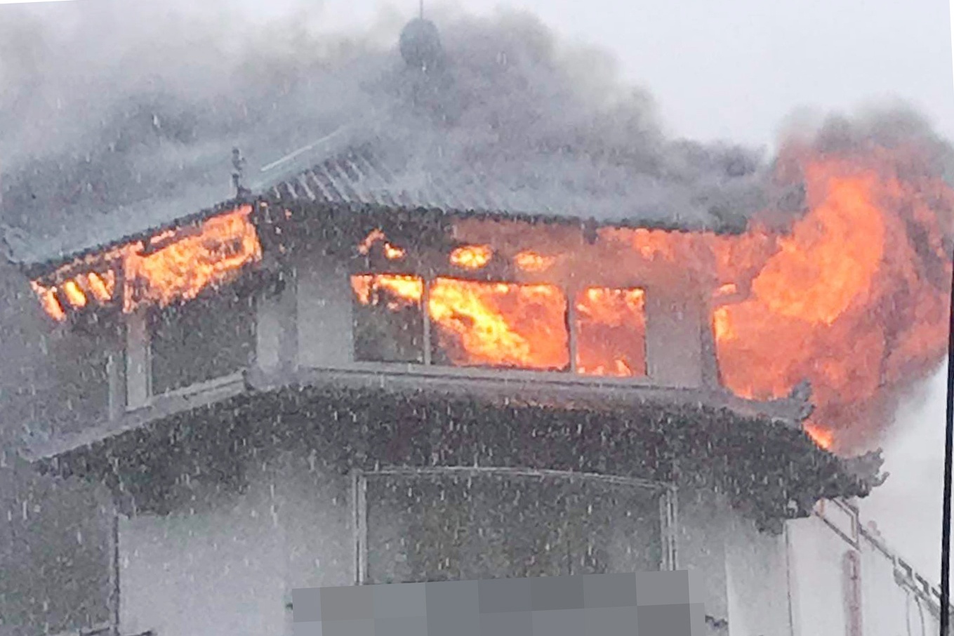 Khach san Dong Khanh o quan 5 boc chay trong mua hinh anh