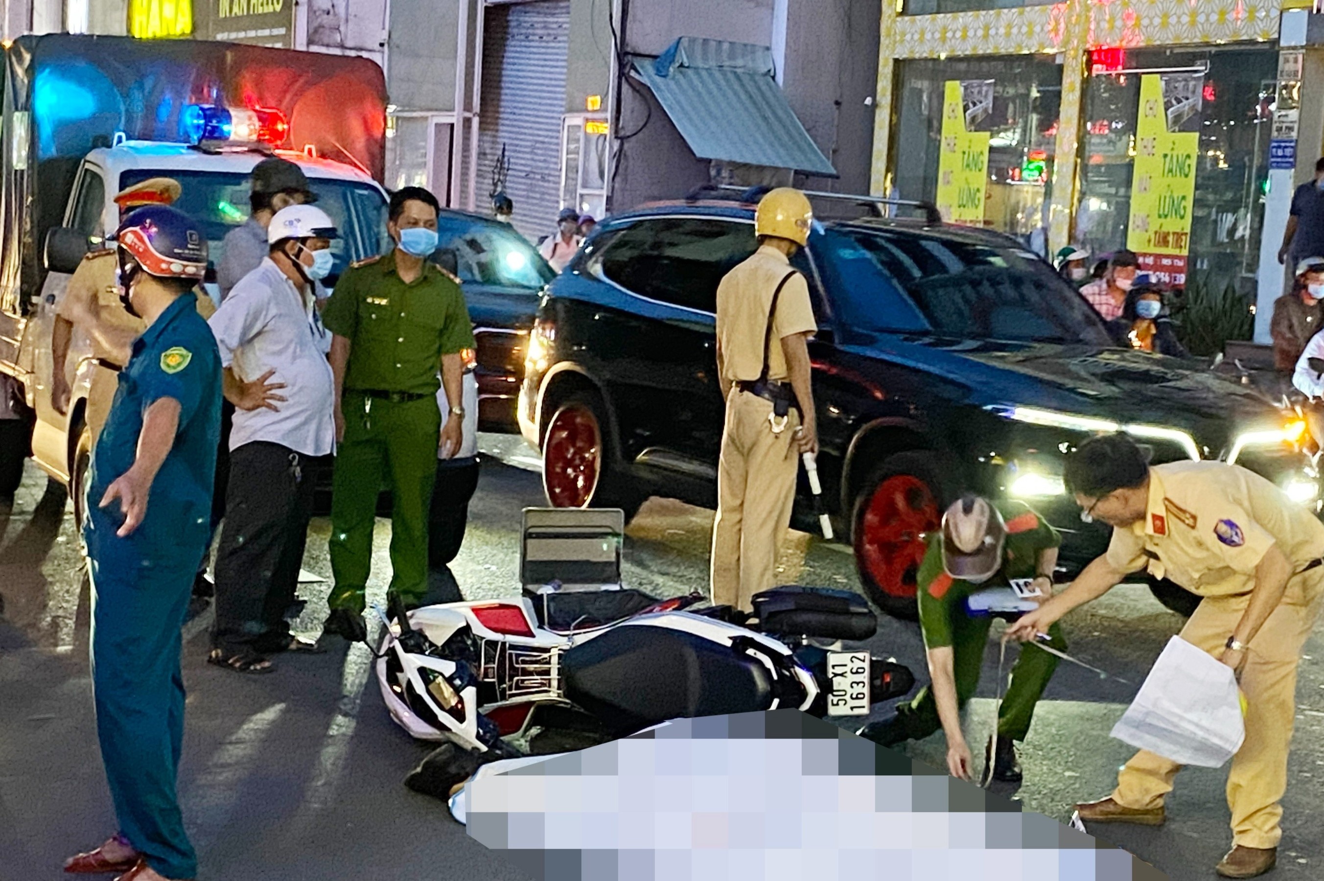 Xe dua don cong nhan can chet nguoi o TP.HCM hinh anh