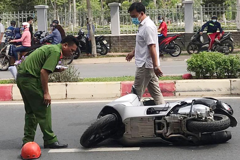 Nguoi dan ong tu vong sau va cham voi xe tai hinh anh