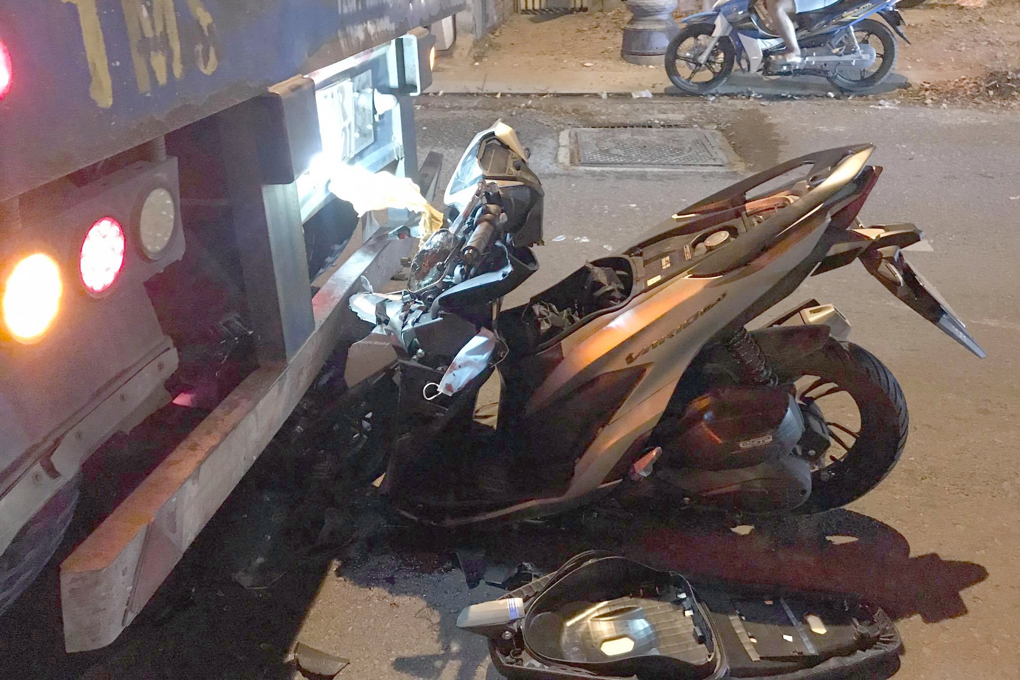 Tong duoi xe container o TP.HCM, nam thanh nien nguy kich hinh anh