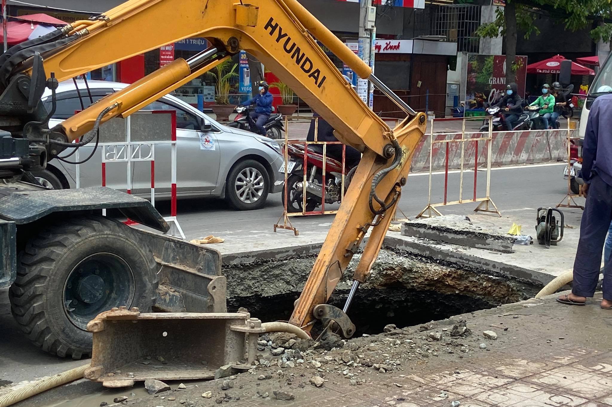 Mat duong sut lun sau su co vo ong nuoc o TP.HCM hinh anh