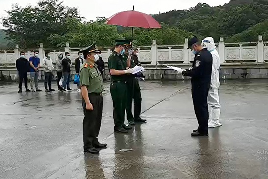 Trao tra 10 cong dan Trung Quoc nhap canh trai phep vao Viet Nam hinh anh