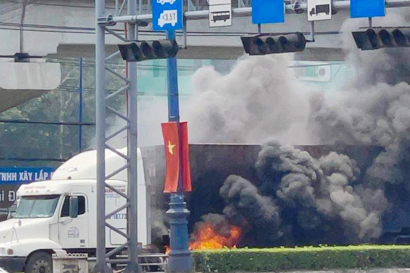 chay xe dau keo conntainer anh 1