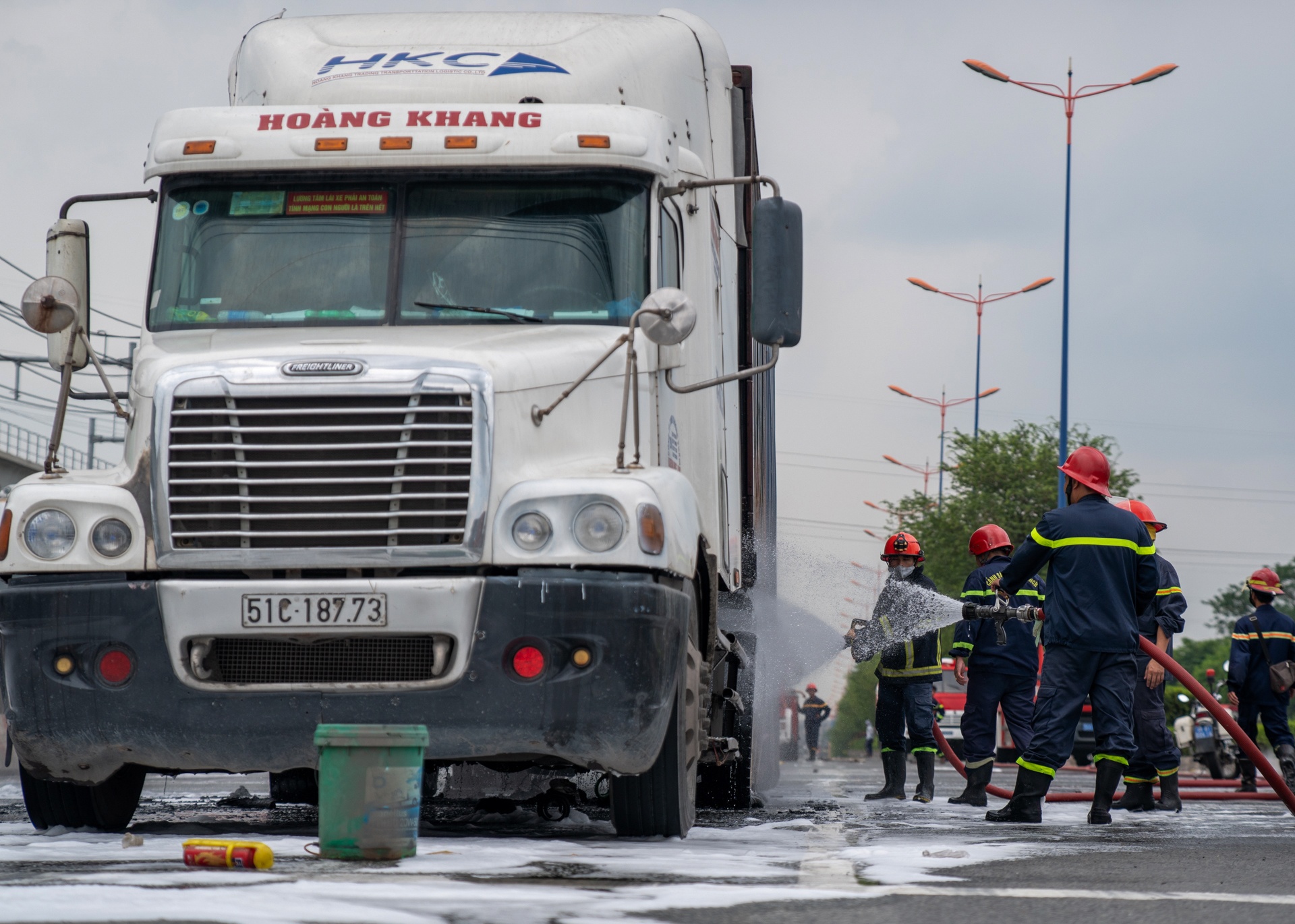 chay xe dau keo conntainer anh 2