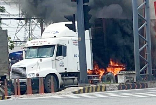 Xe container boc chay tren xa lo Ha Noi hinh anh