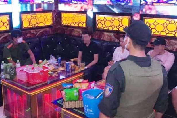 32 nguoi trong quan karaoke duong tinh voi ma tuy hinh anh