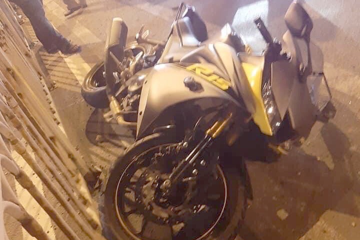 Di xe may trong lan oto, mot thanh nien tu vong hinh anh