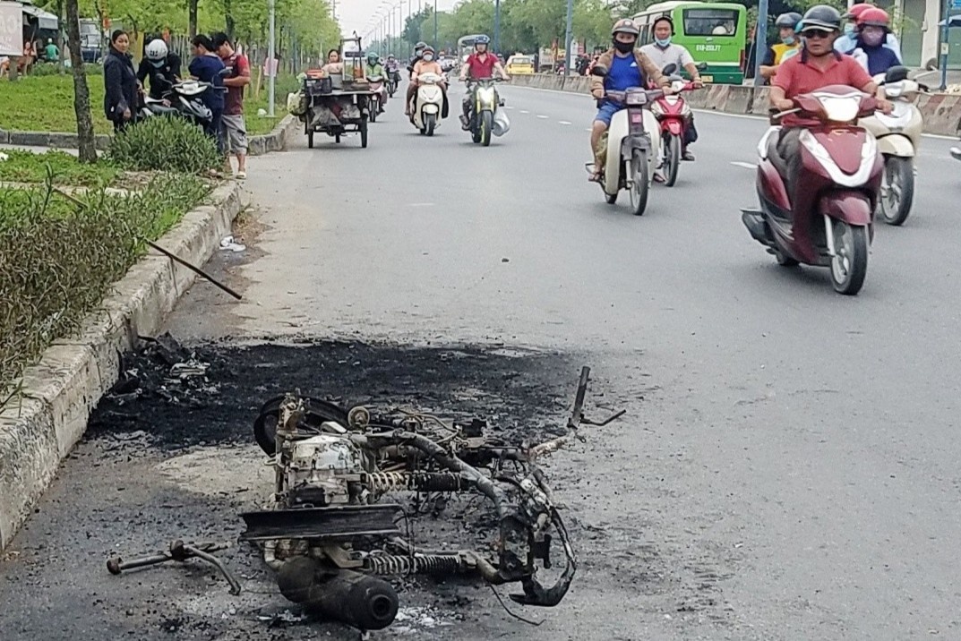 Dang chay tren duong, xe may bat ngo chay tro khung hinh anh