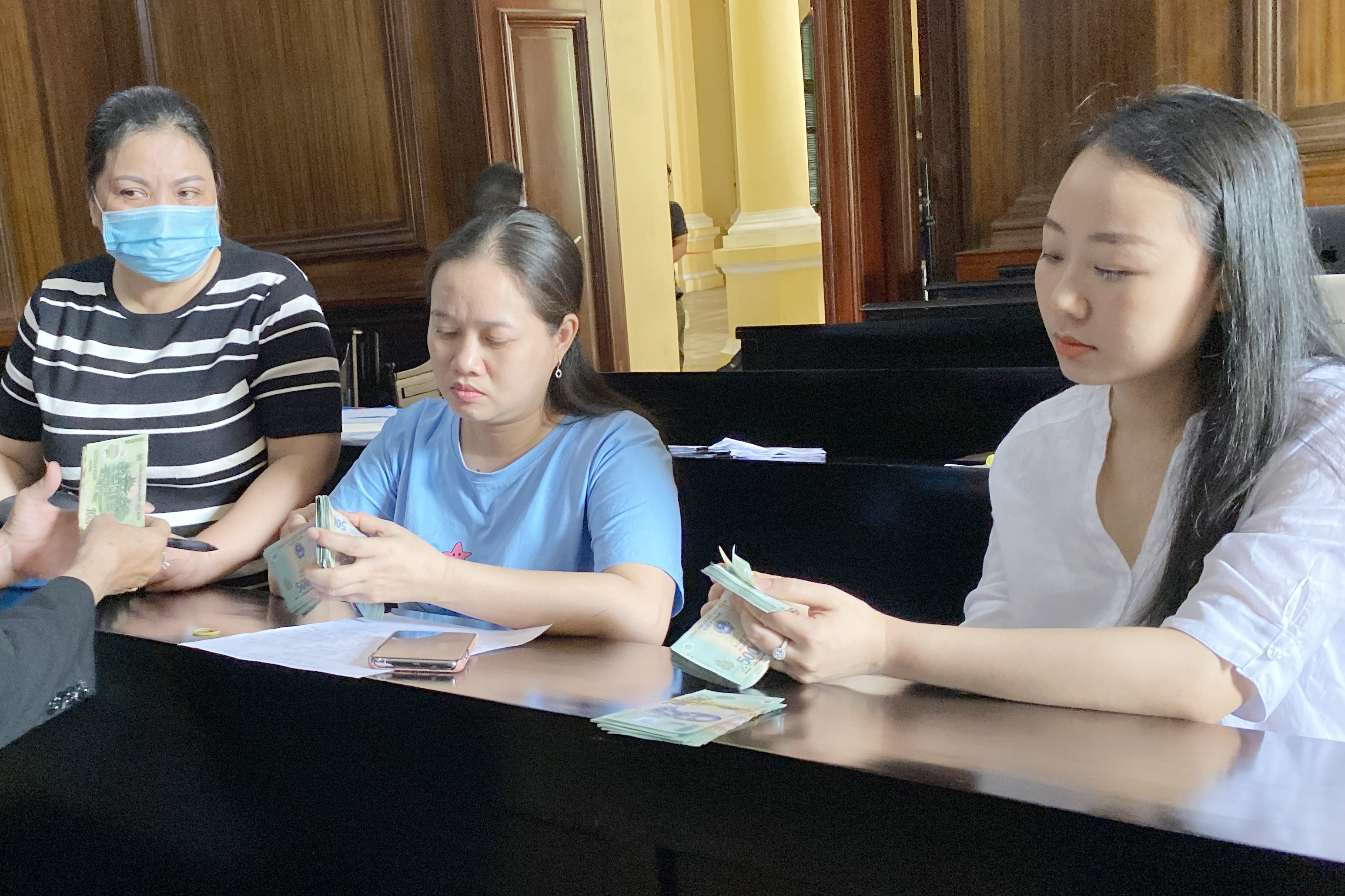 Me cua tai xe Mercedes boi thuong mot phan cho nu tiep vien tai toa hinh anh