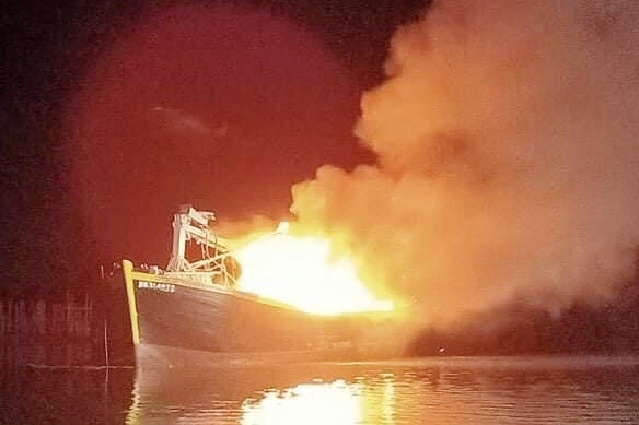 Hai tau ca o Vung Tau bi thieu rui hinh anh