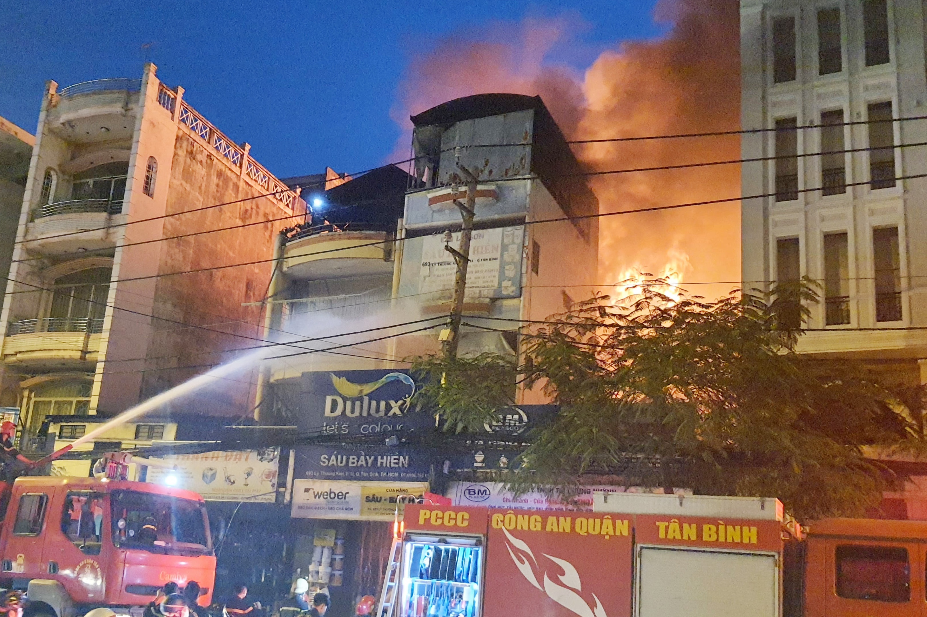 chay nha o Ly Thuong Kiet anh 1