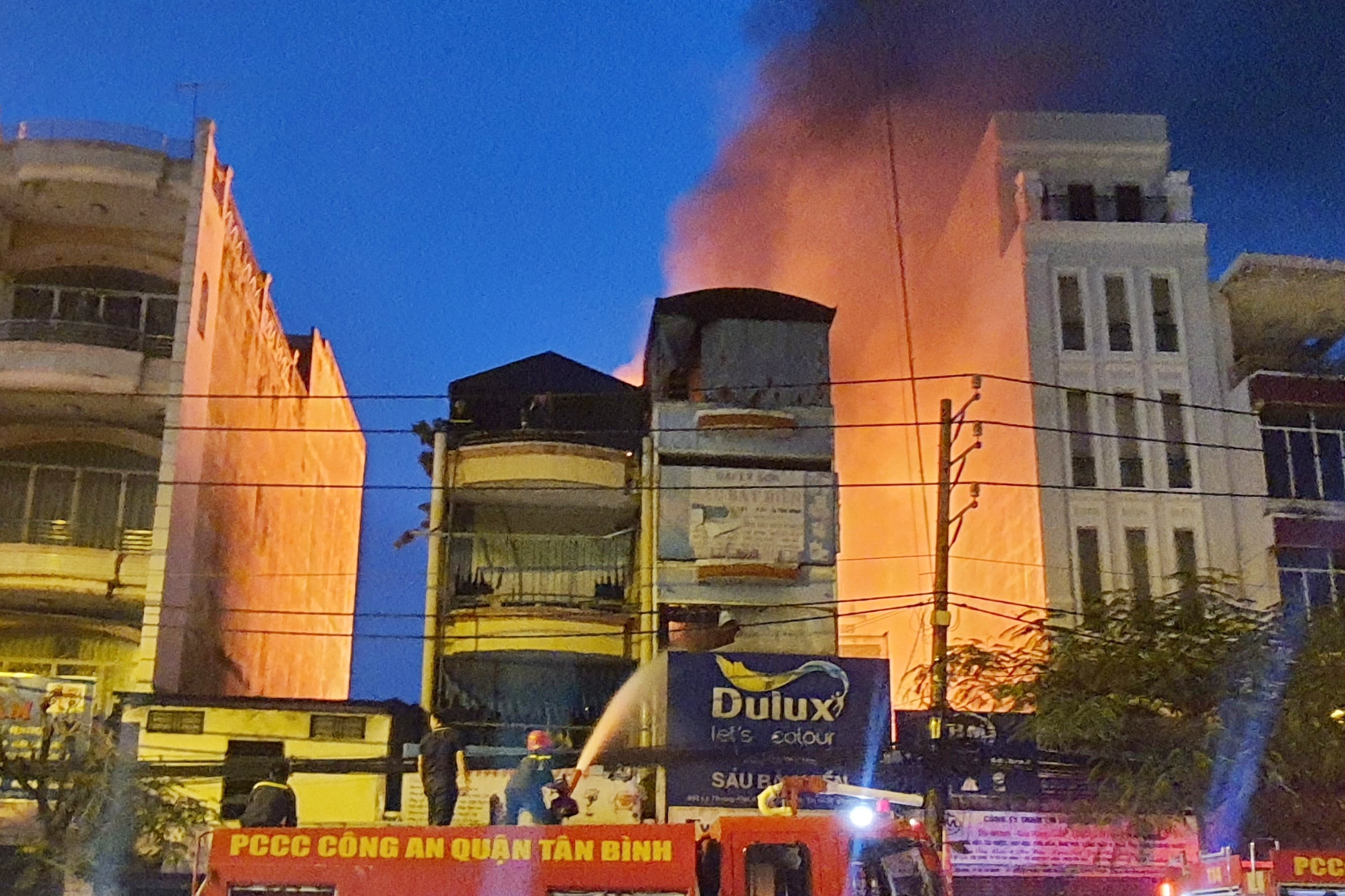 Canh sat o TP.HCM phong toa duong de dap dam chay hinh anh