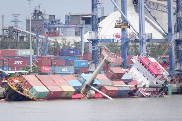 Tau hang nghieng, nhieu container roi xuong song o TP.HCM hinh anh