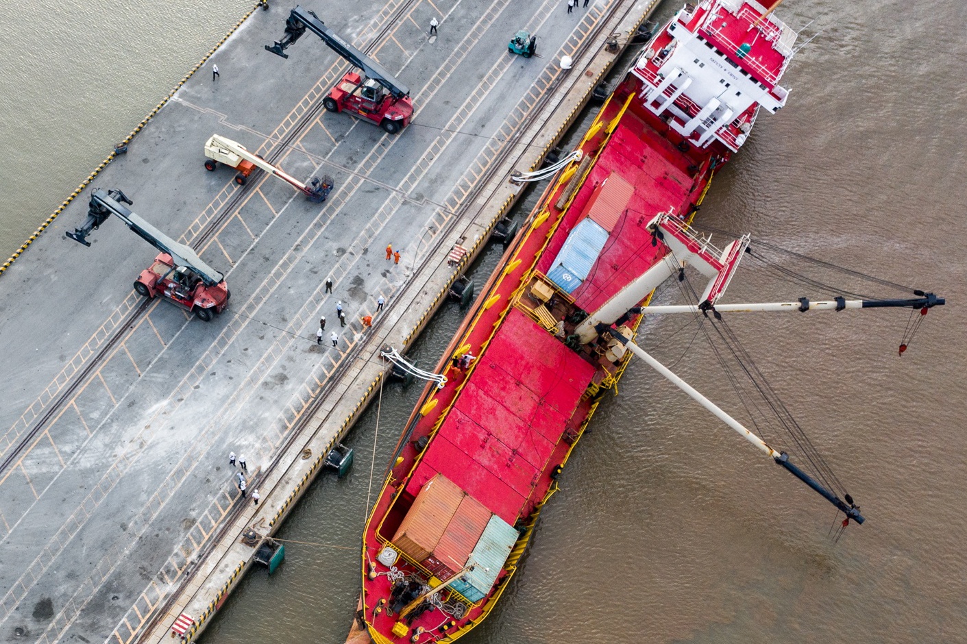 Giam do nghieng tau hang 2.400 tan gap su co o Tan Cang Hiep Phuoc hinh anh