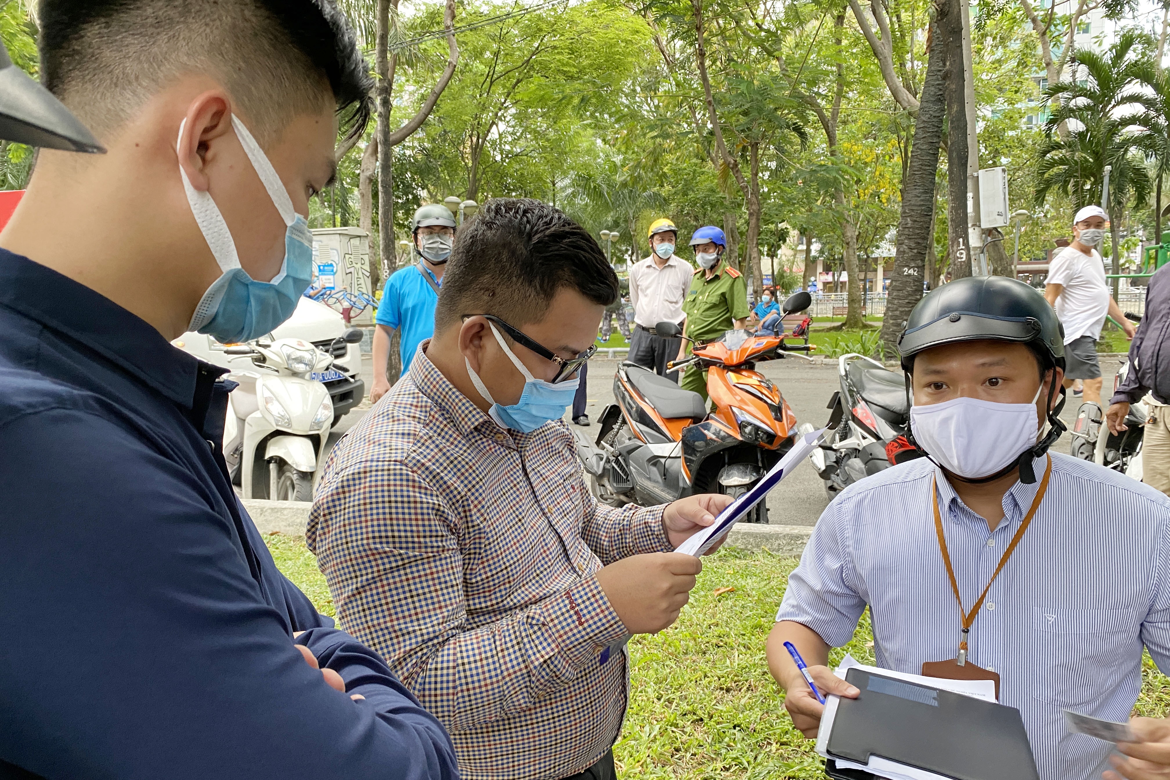 Khong deo khau trang, 6 nguoi o TP.HCM bi phat 12 trieu hinh anh