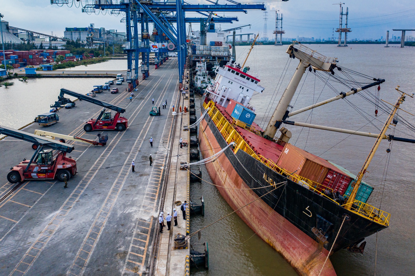 tau hang bi nghieng anh 1