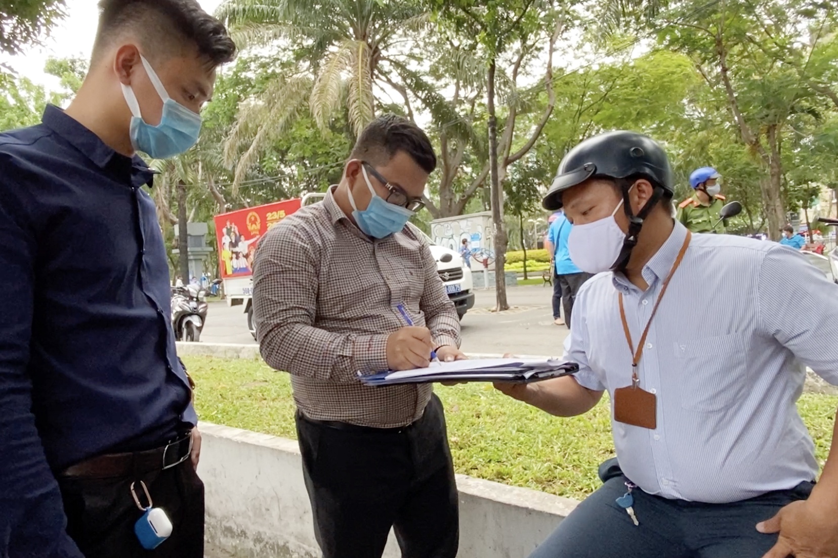 Nguoi dan TP.HCM bi xu phat vi khong deo khau trang hinh anh