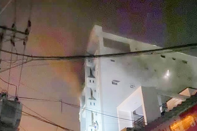 Cuu 24 nguoi o TP.HCM thoat khoi chung cu boc chay hinh anh