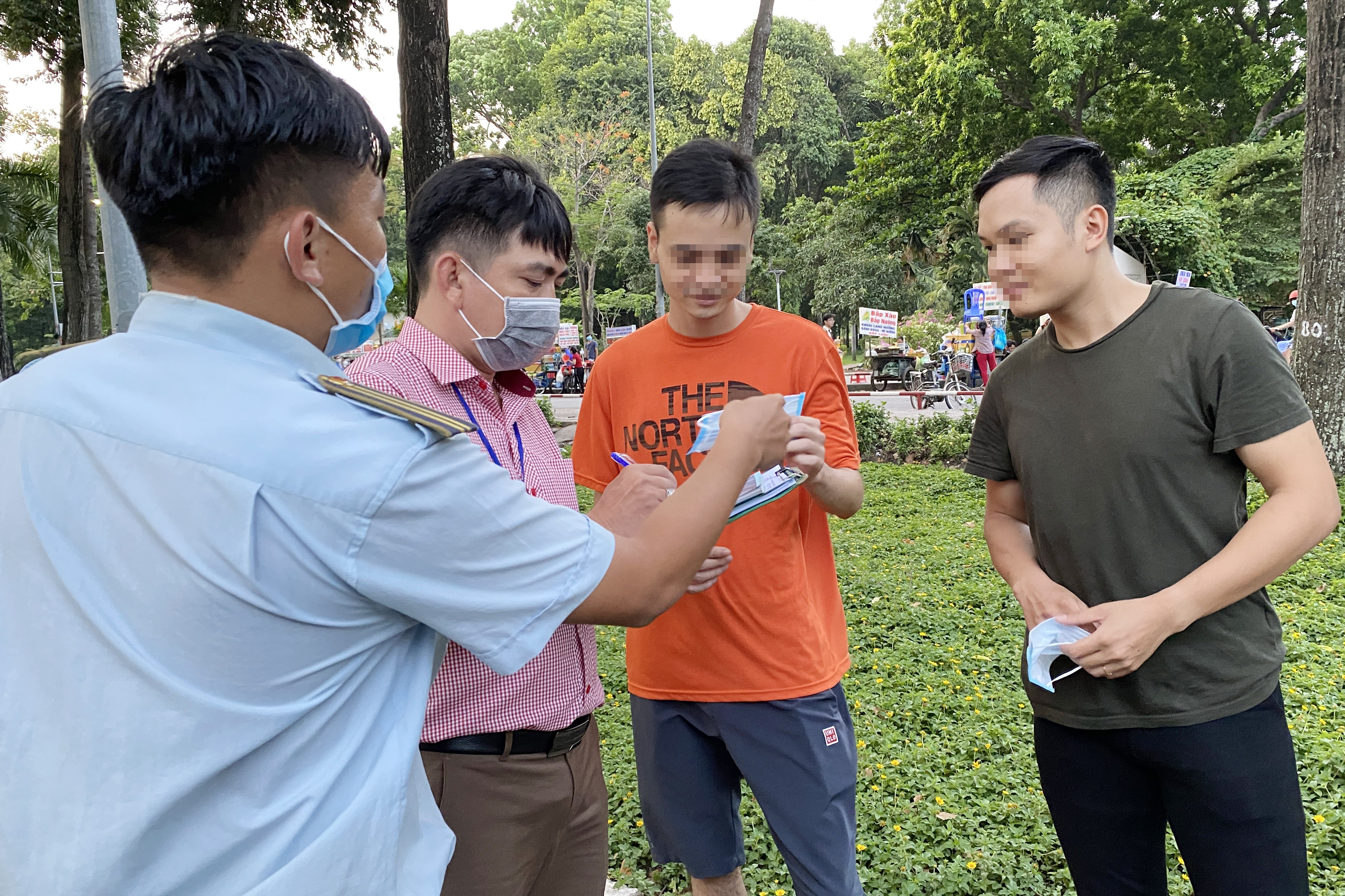 Nam sinh o TP.HCM bi phat 1,5 trieu vi khong deo khau trang hinh anh