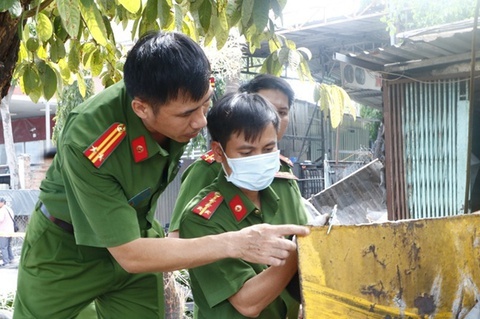 Vo tu vong, chong bi thuong trong cuoc truy sat hinh anh