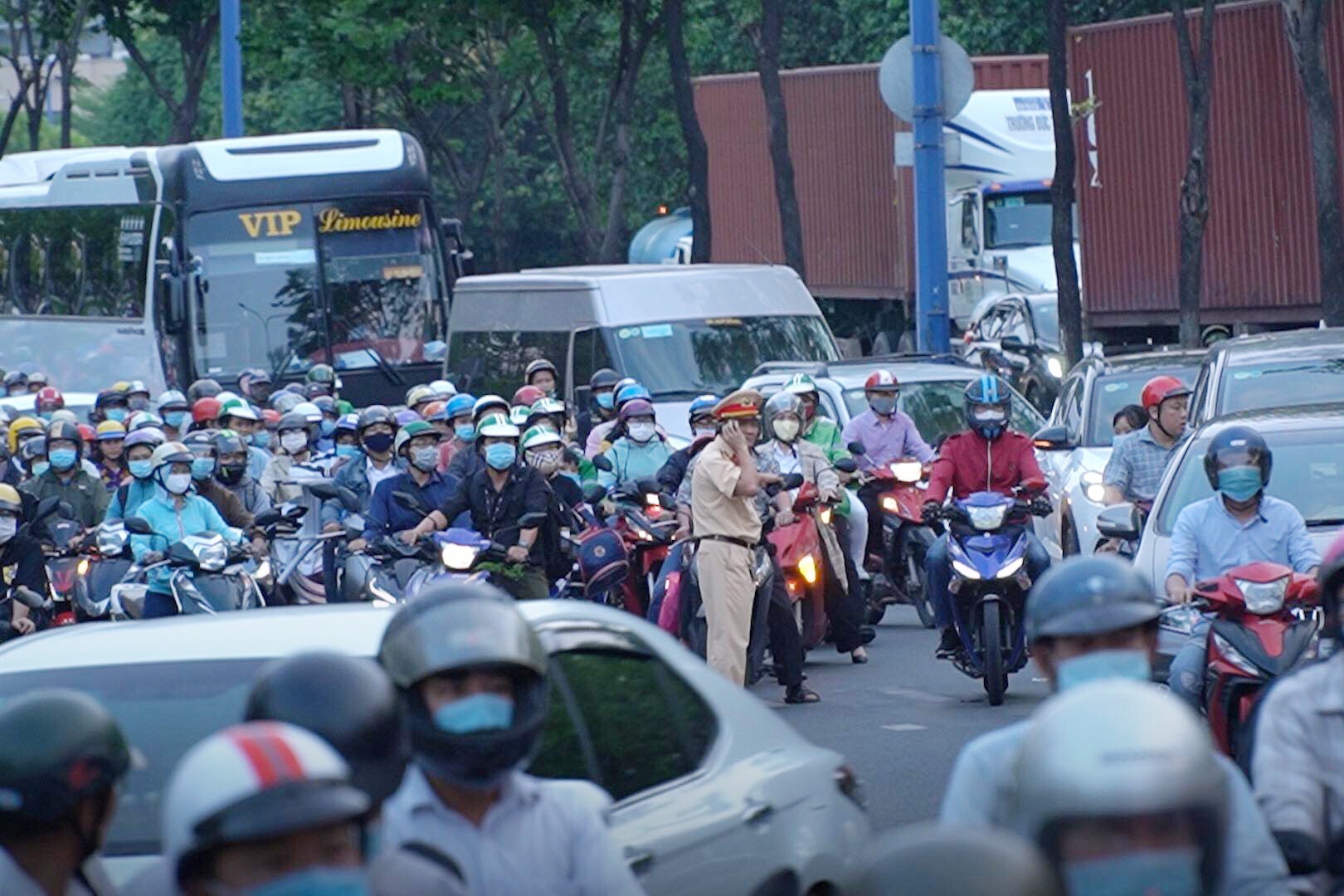 ket xe cua ngo TP.HCM anh 1