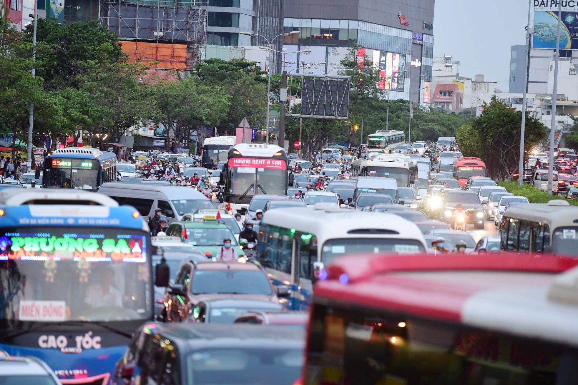 Nguoi dan di choi le 30/4, cua ngo TP.HCM un tac hinh anh