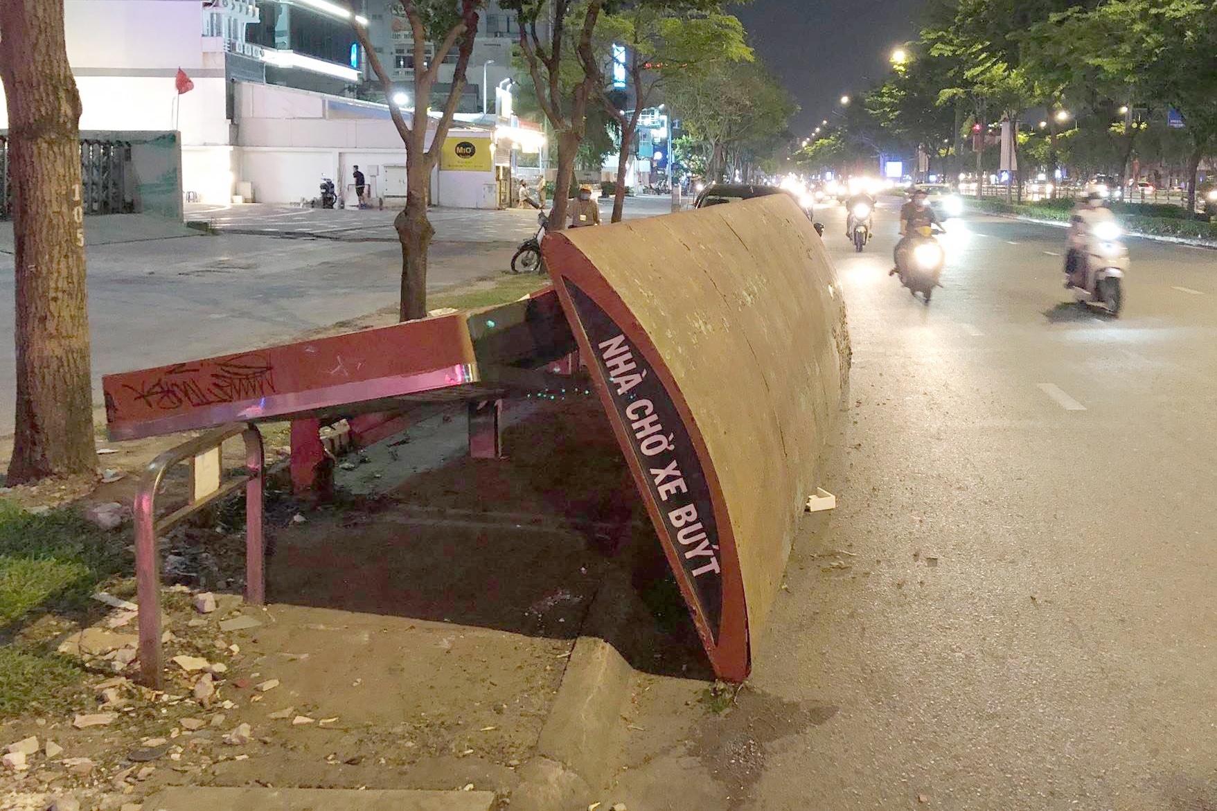 Nha cho xe buyt bat ngo do sap xuong duong o TP.HCM hinh anh