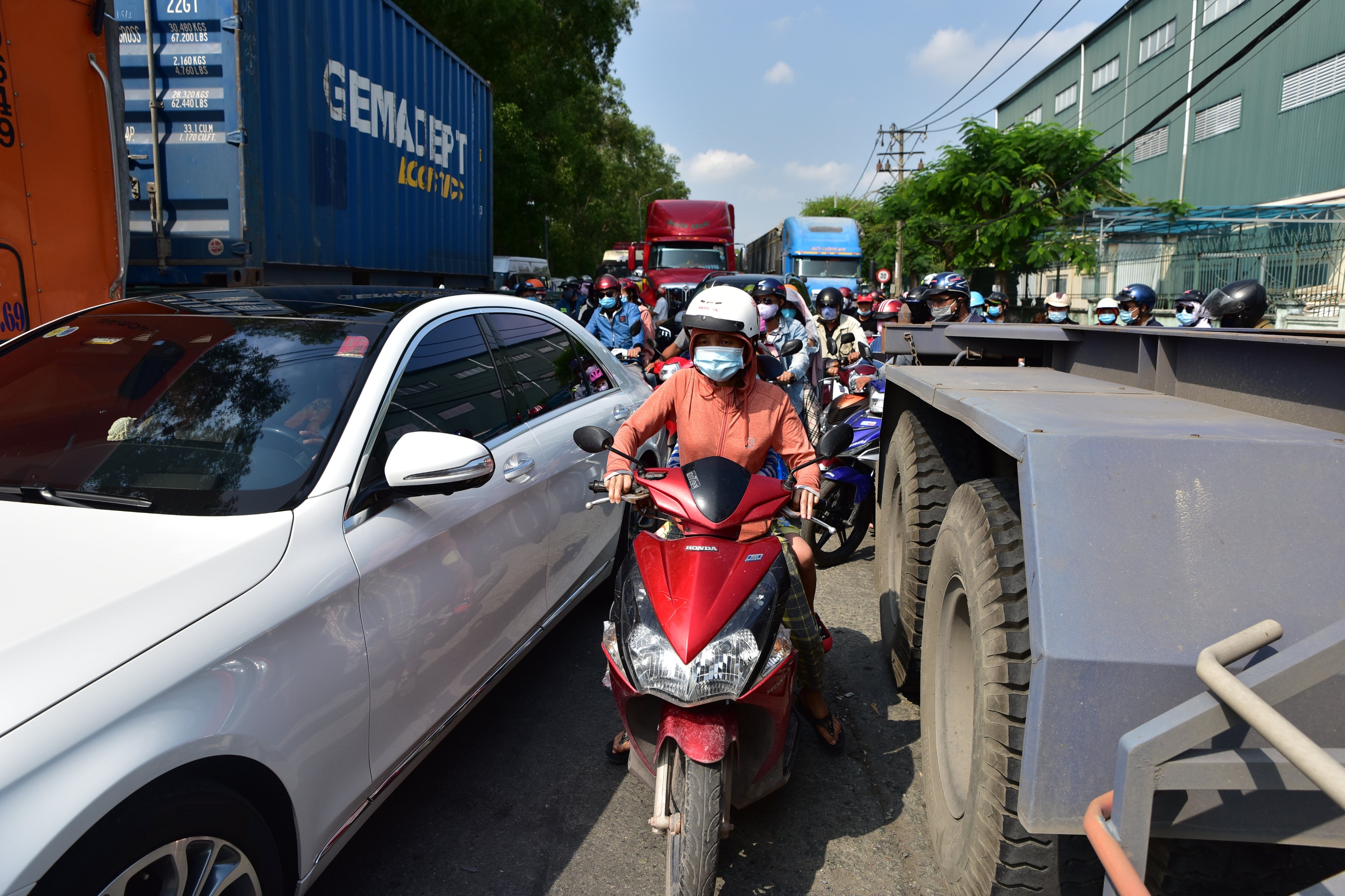 Nguoi dan di choi le 30/4, duong vao pha Cat Lai un tac nghiem trong hinh anh