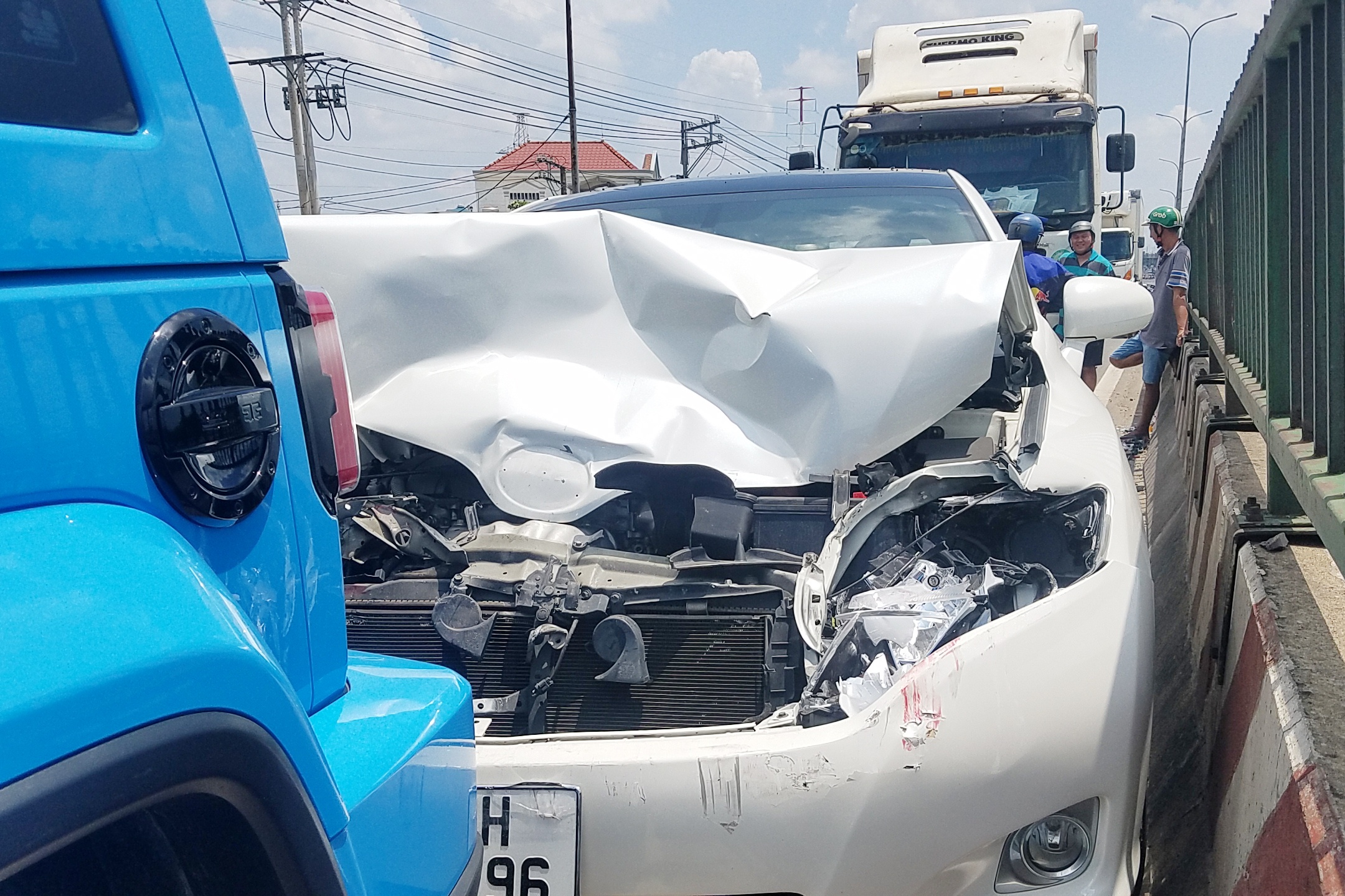 Tai xe phanh gap tranh thung xop, 4 oto tong lien hoan hinh anh