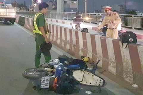 Tong vao dai phan cach, hai thanh nien tu vong hinh anh