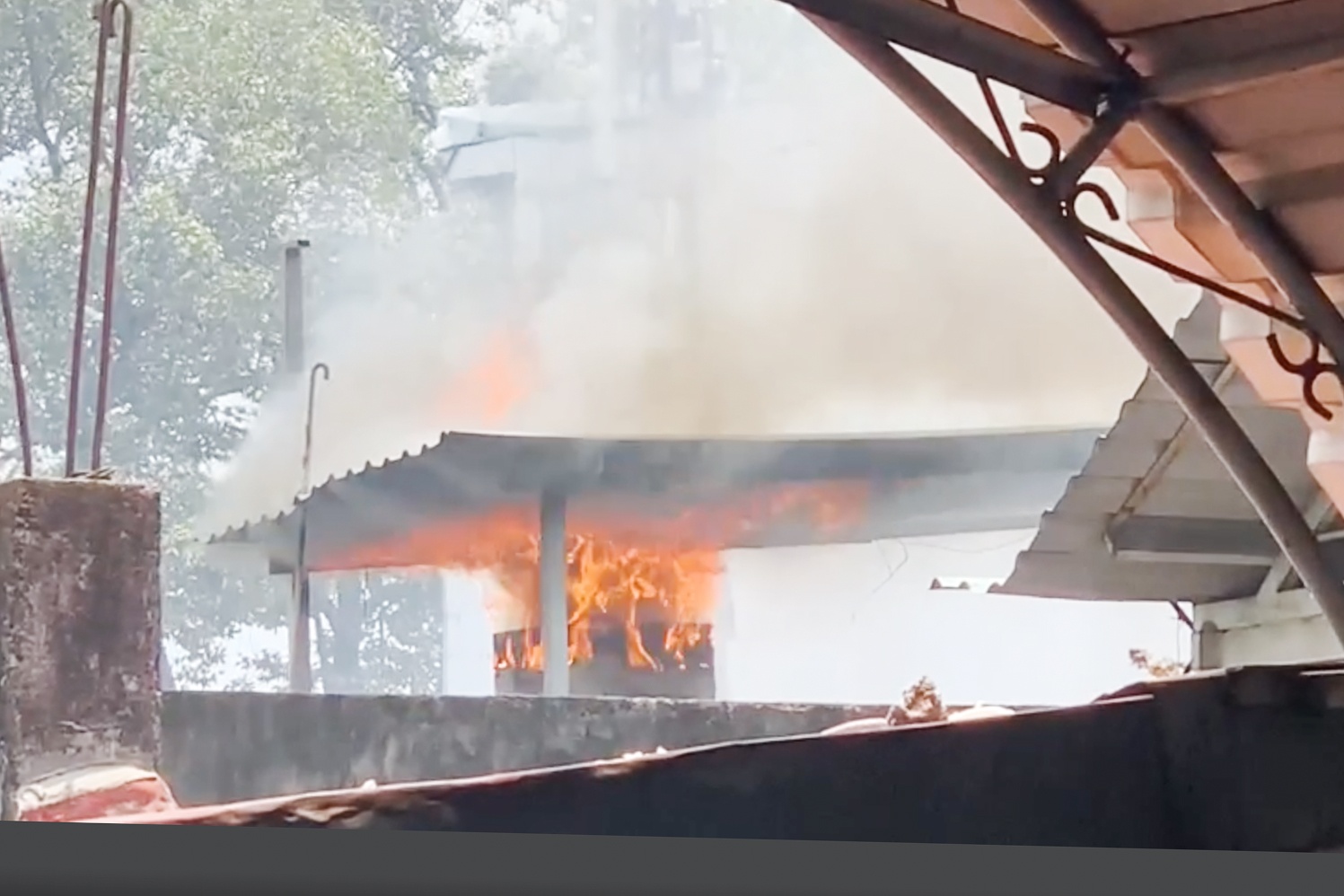 chay nha xuong anh 1