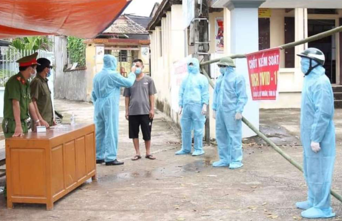 Dinh chi cong tac 2 'sep' y te de dich Covid-19 lay lan hinh anh