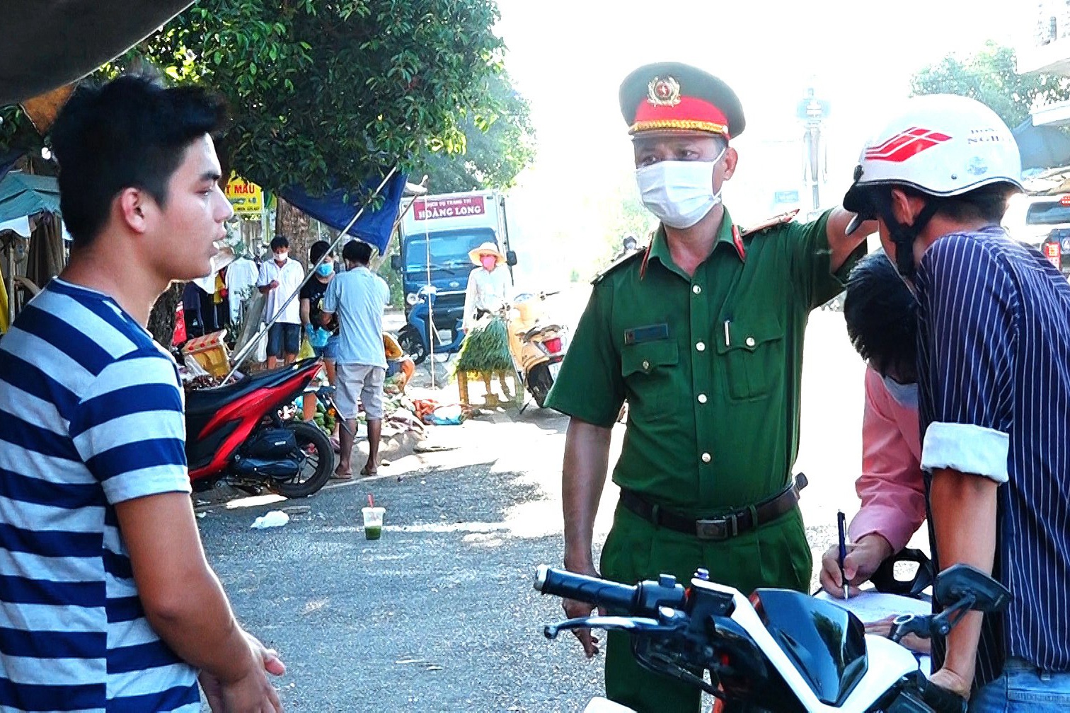 Ba Ria - Vung Tau xu phat 180 nguoi khong deo khau trang hinh anh