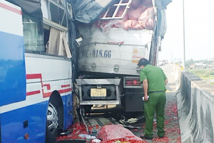 Tai xe tu vong trong thung xe tai tren cao toc Trung Luong hinh anh