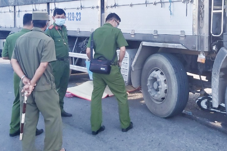 Hai nguoi tu vong duoi gam xe tai o Long An hinh anh