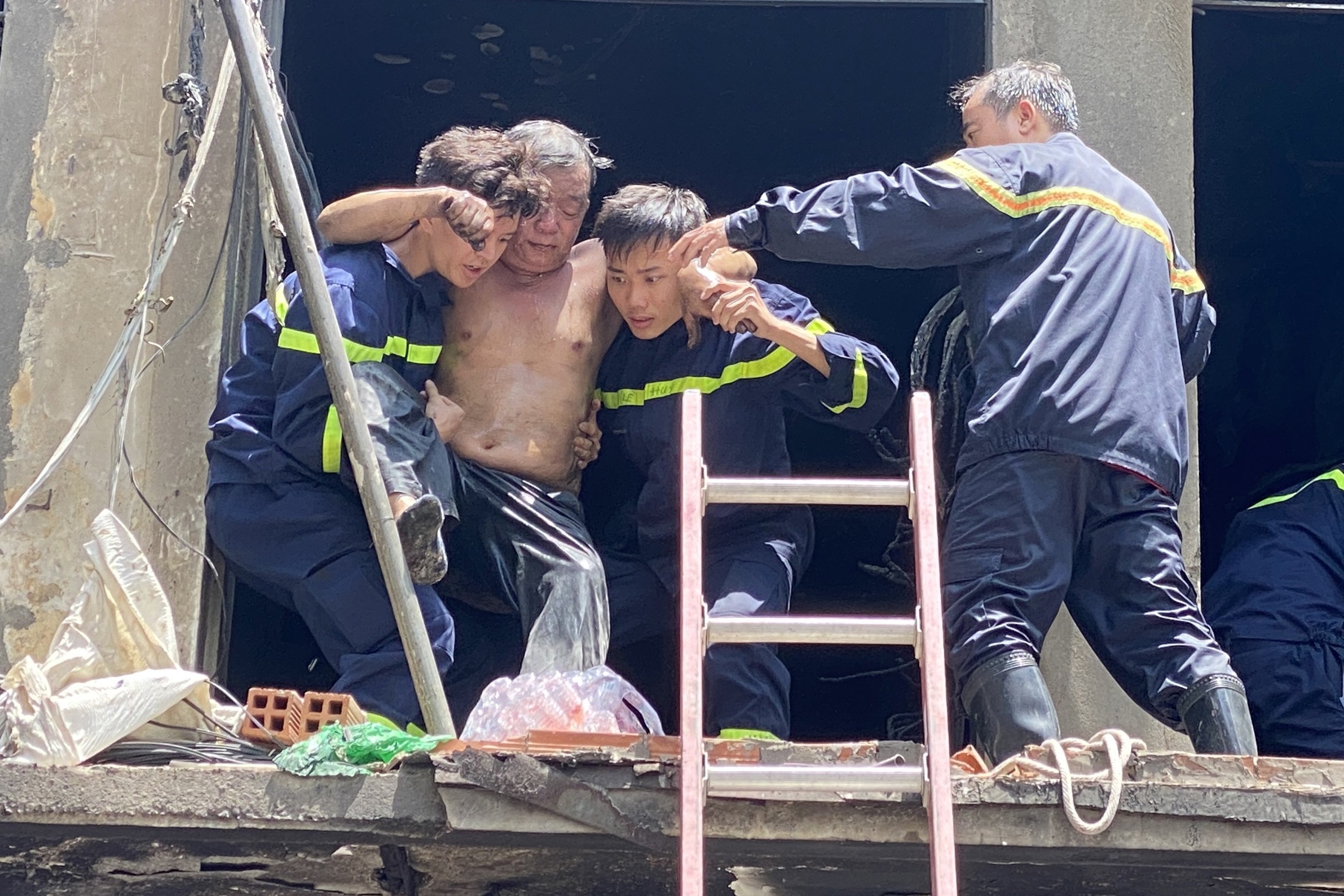 Trieu tap mot so nguoi lien quan vu chay o TP.HCM hinh anh