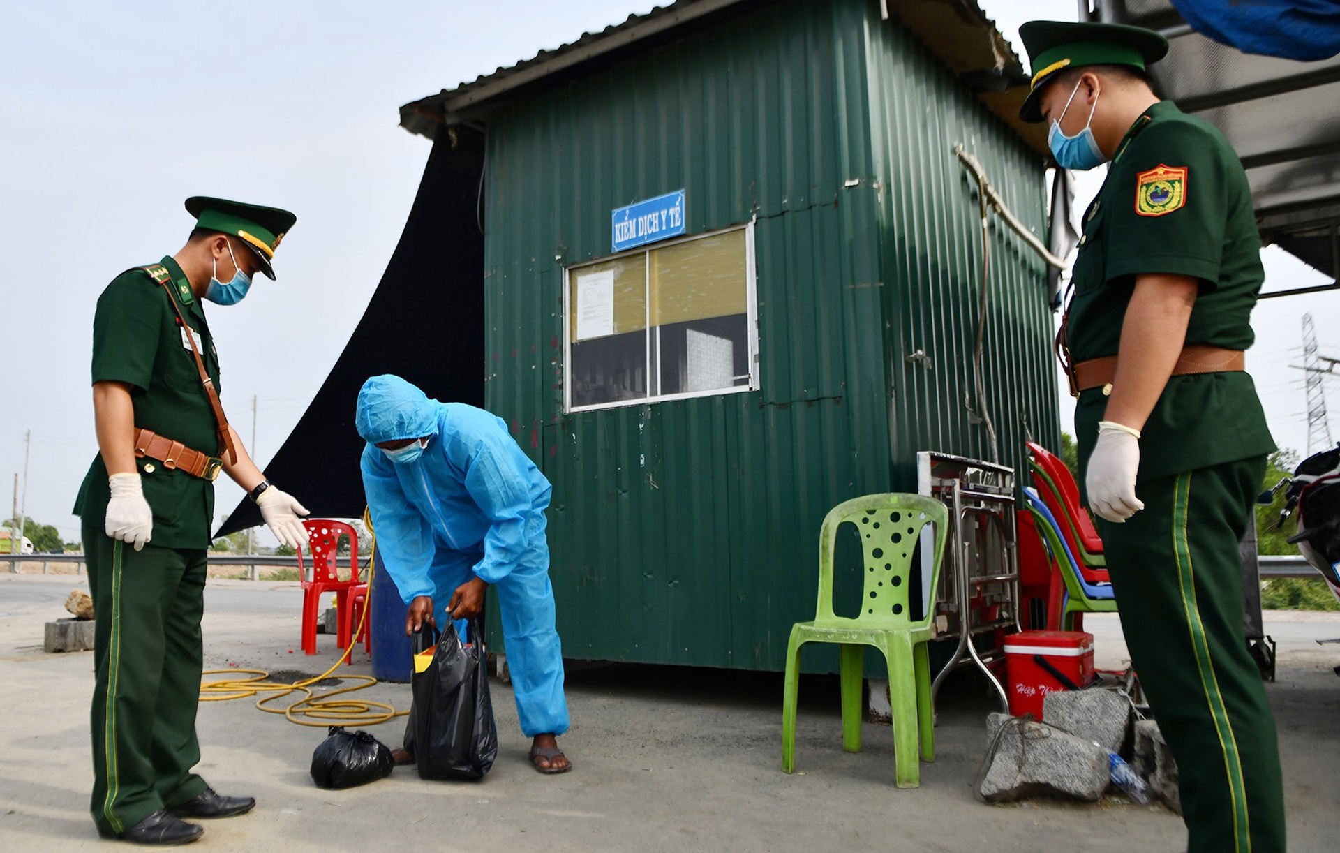 Tay Ninh tam dung nhap canh nguoi tu Campuchia, Lao, Thai Lan, An Do hinh anh