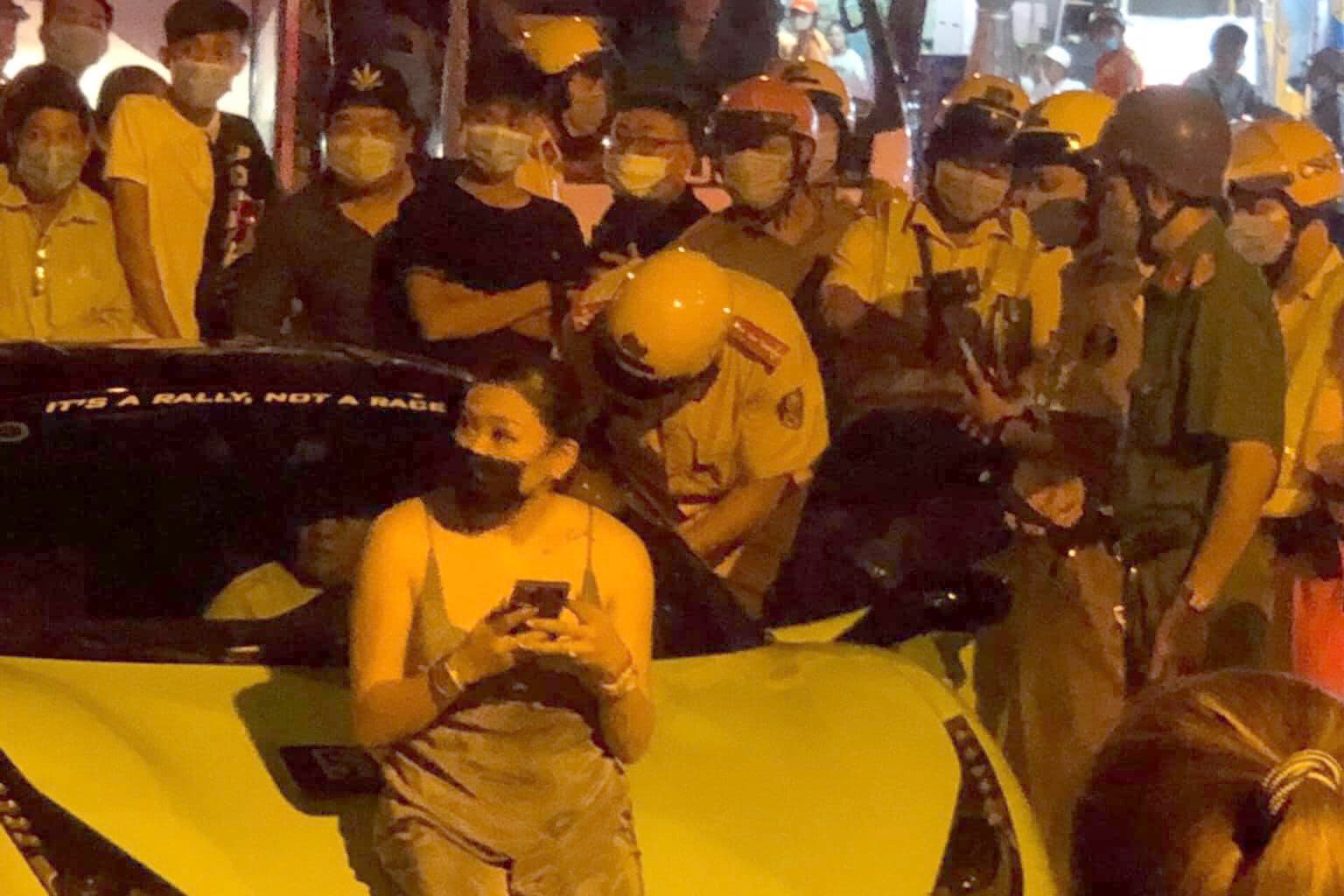 Chong doi CSGT, tai xe Ferrari bi khong che o TP.HCM hinh anh